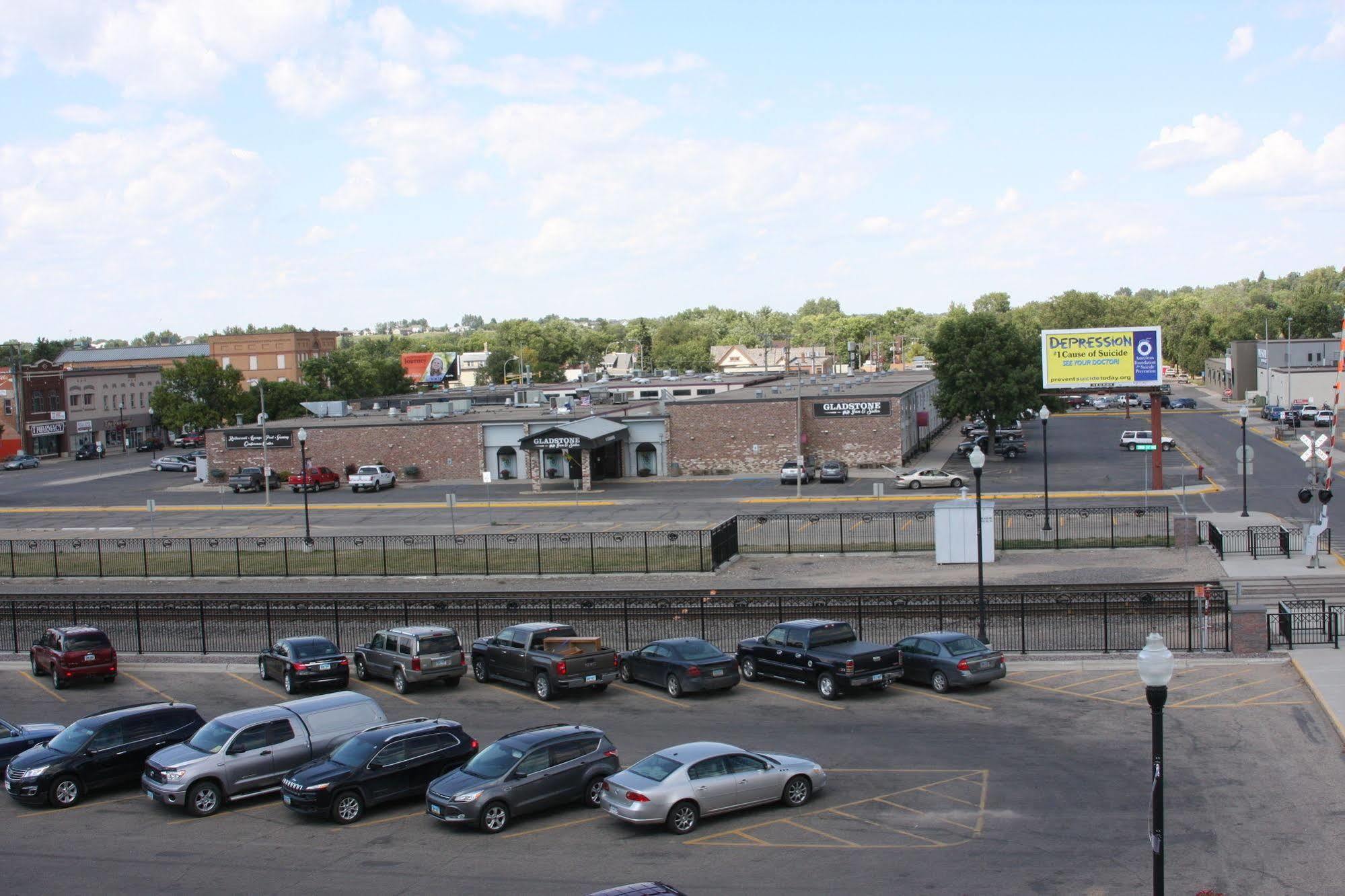 Gladstone Inn And Suites Jamestown Exterior photo