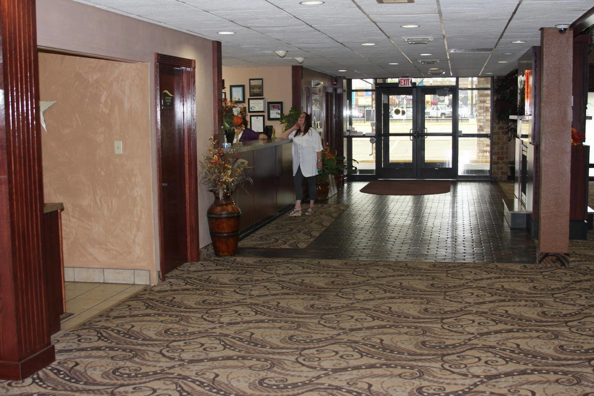Gladstone Inn And Suites Jamestown Exterior photo